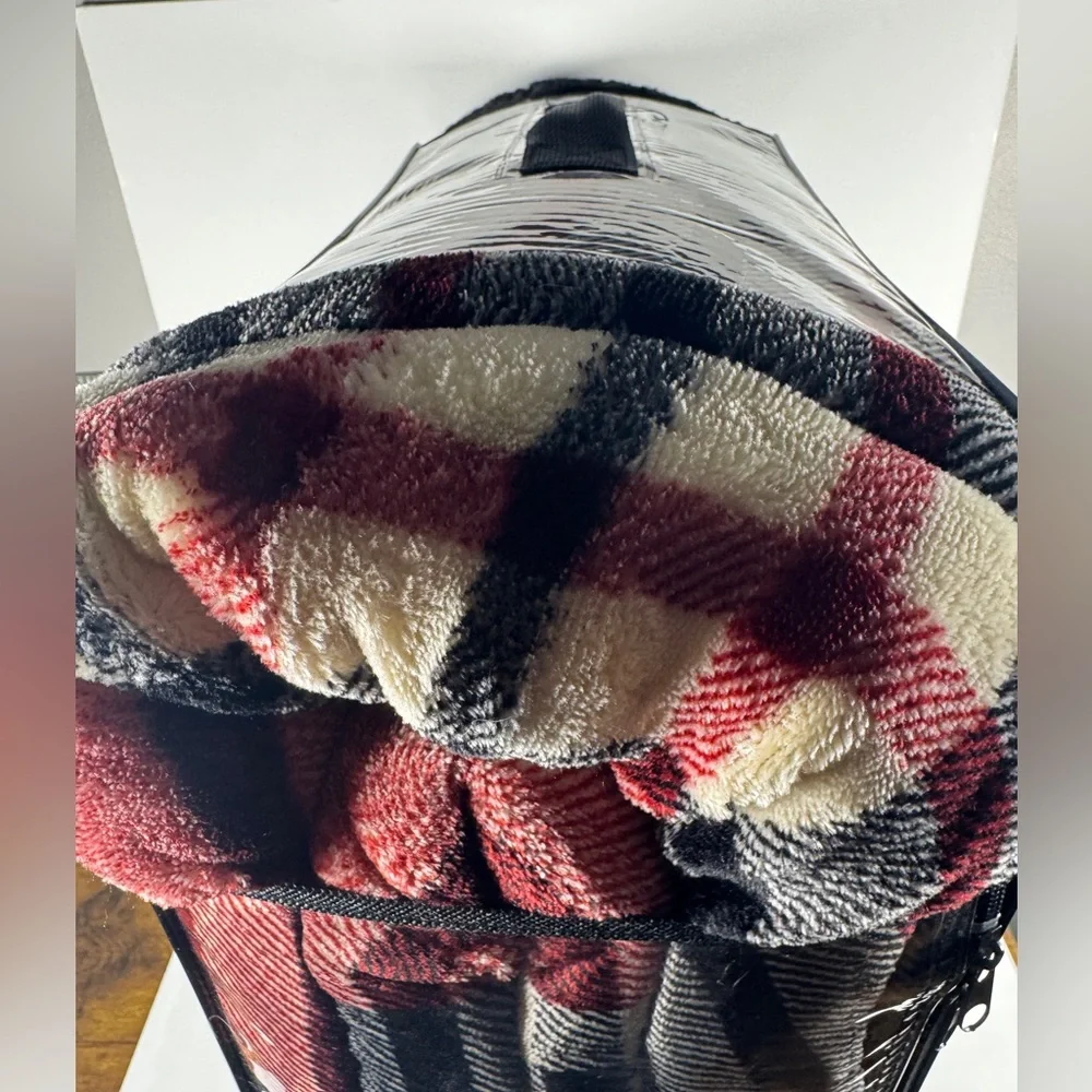 New Cuddl Duds King size Cozy Soft comforter Red/Black Plaid faux fur